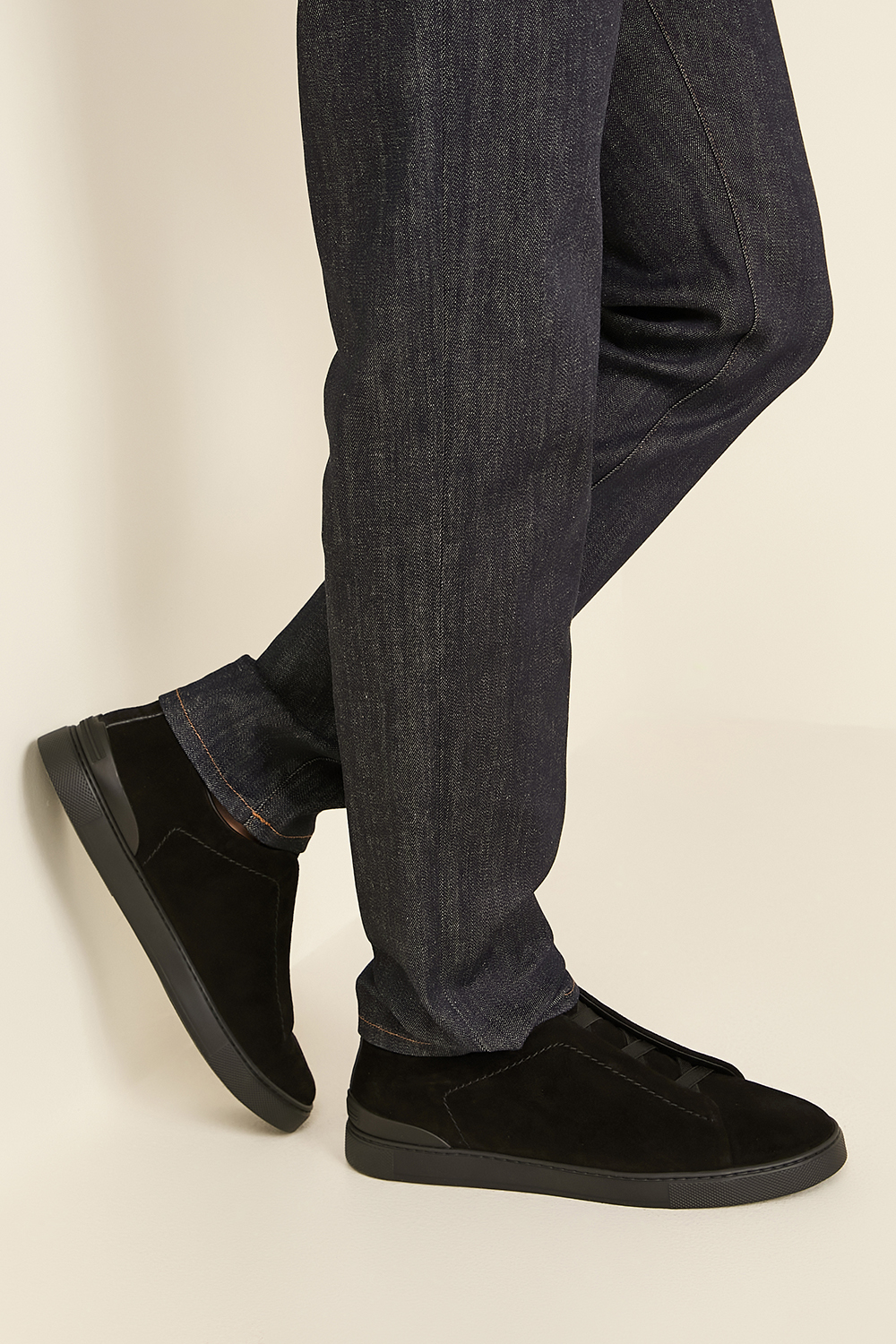 תמונת כל הלוק של נעלי סניקרס מעור זמש ZEGNA